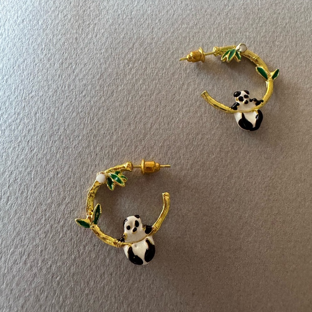 Elegant Panda Hoop Earrings M516 - Picture 3 of 4